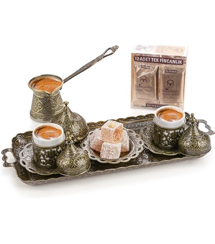 Două cești de cafea turcească cu un ibric