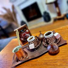 Două cești de cafea turcească cu un ibric