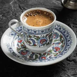 Două cești de cafea turcească, cu un ibric