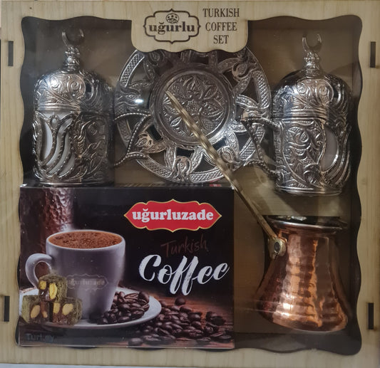 Două cești de cafea turcească cu un ibric